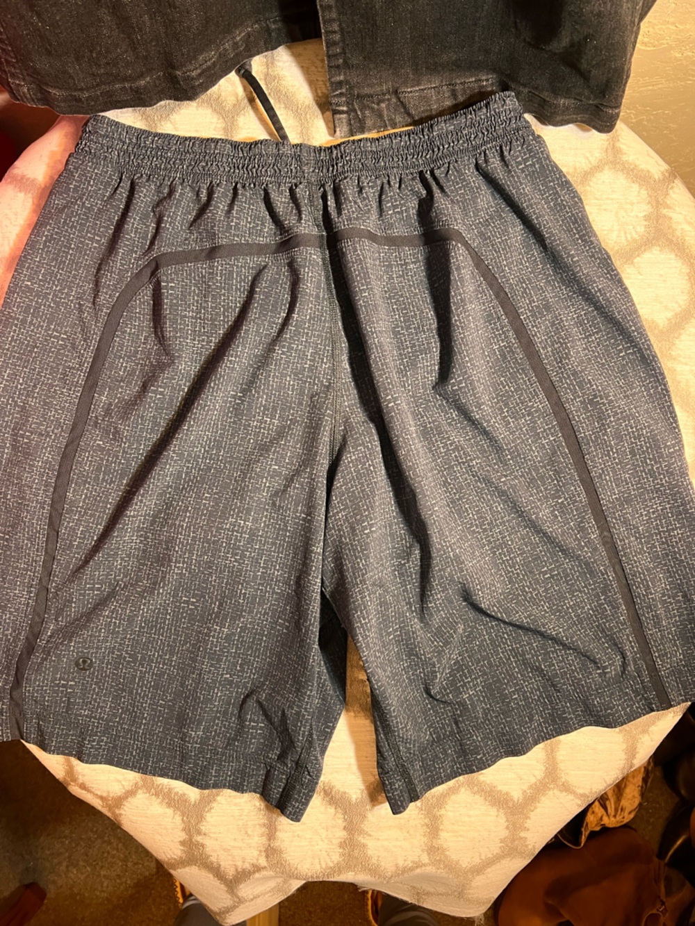 lululemon athletica Men's Pace Breaker Heathered Charcoal Drawstring Shorts - Picture 7 of 9